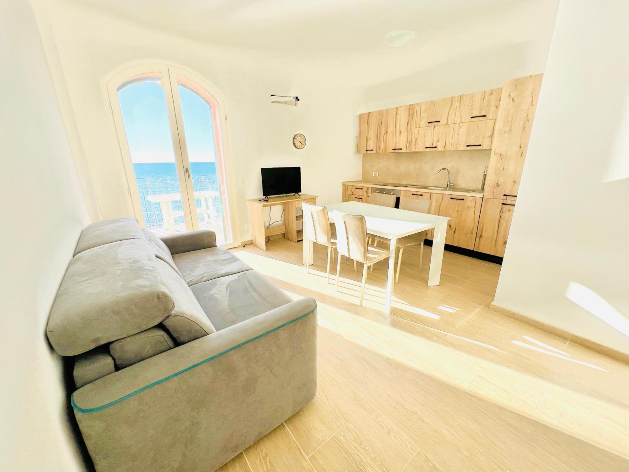 Luxury La Brezza 3 - Fronte Mare Apartment *
